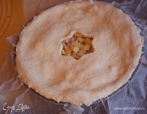 Накрываем пирог, соединяем хорошенько края, излишки обрезаем.