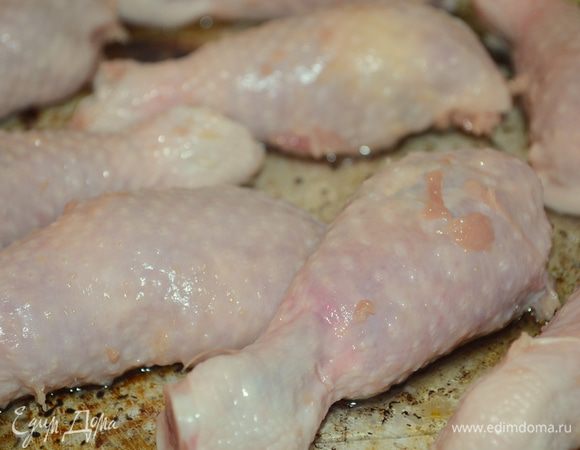 укладываем все ножки в стеклянную форму, чуть смазанную растительным маслом, накрываем фольгой и выпекаем так 20 минут при 200 гр