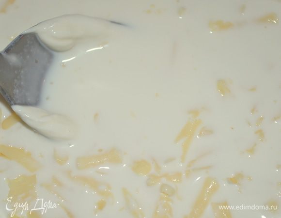 в мисочке смешиваем сливки с сыром