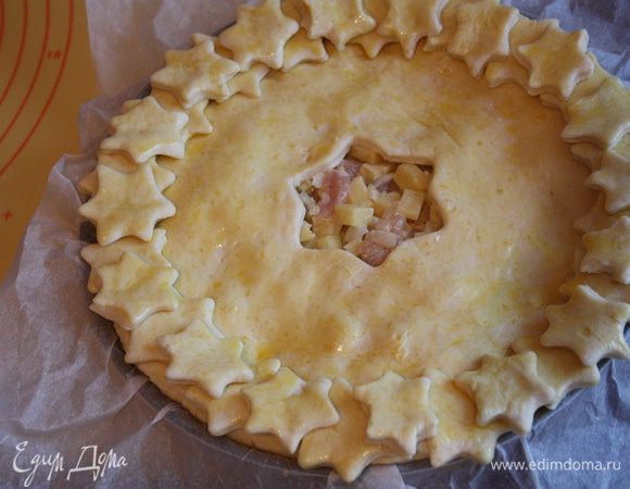 Разогреваем духовку до 200 градусов. Пирог смазываем желтком и отправляем в духовку на 1 час. Поглядываем, если будет гореть, накрываем фольгой.