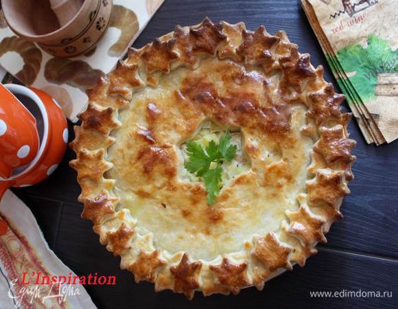 Готовый пирог достаем из духовки и накрываем полотенцем, чтобы он немного обмяк.