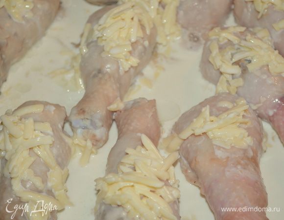 через 20 минут достаем наши ножки, убираем фольгу, заливаем сливочно-сырным соусом. та чтобы терты сыр был на ножках. Выпекаем еще 20 минут до готовности!