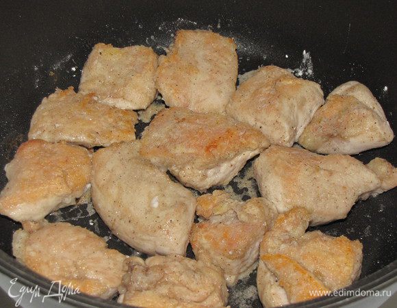 Нагрейте в сотейнике 1 ст. л. растительного масла. Положите кусочки куринного филе и обжаривайте по 5 минут с каждой стороны.