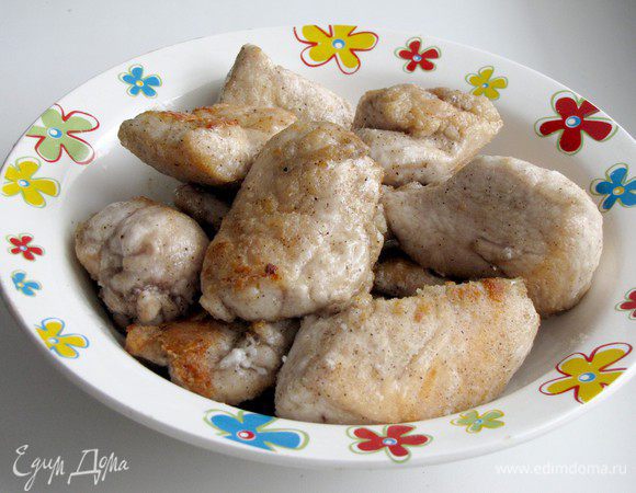 Переложите готовое куриное филе на тарелку и накройте, чтобы не остыло.