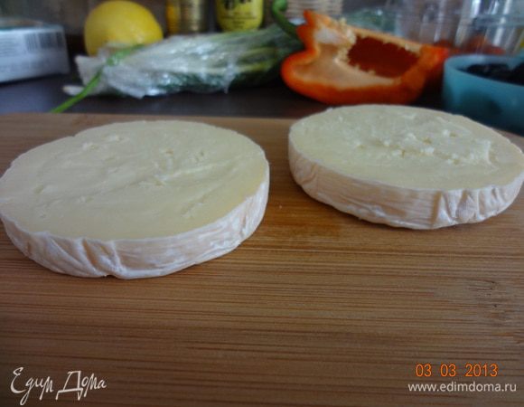 Сыр разрезать на две равные половинки, аккуратно вырезать ножом серединку.