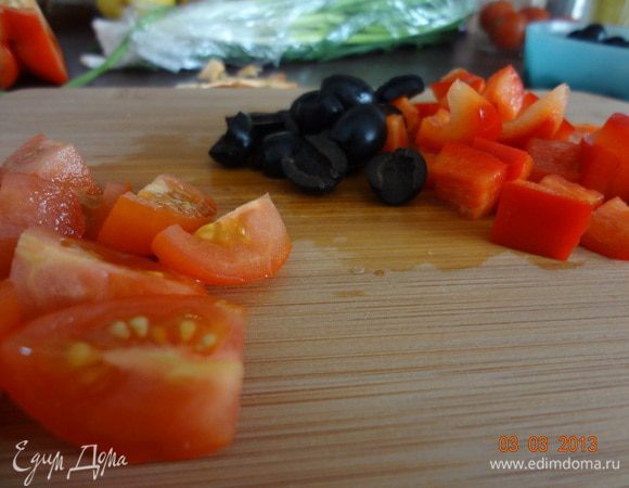 Теперь салат. Помидоры черри режем четвертинками, маслины пополам, перец небольшим кубиком.