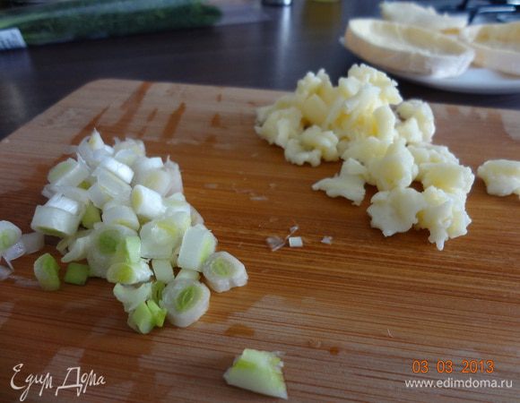 Белую часть зеленого лука мелко порубить, сырную серединку порвать руками на мелкие кусочки.