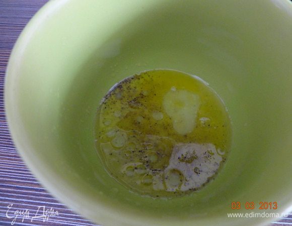 Ну и заправка, с которой все еще проще. В небольшой миске смешать оливковое масло, сок лимона, соль, черный молотый перец, прованские травы, должна получиться эмульсия.