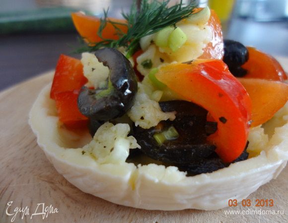 Украшаем зеленью по вкусу, хотя салат сам по себе яркий, можно без украшения обойтись. Салат кушать вместе с сырной тарелочкой, отрезая кусочки ножом.