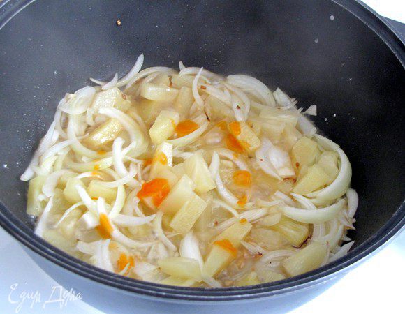 Добавьте в сотейник еще 1 ст. л. растительного масла. Положите туда лук, чеснок, ананасы вместе  с соком, сахар и соус чили. Доведите смесь до кипения, убавьте огонь, накройте крышкой и оставьте кипеть на слабом огне, пока вы готовите остальные ингредиенты.