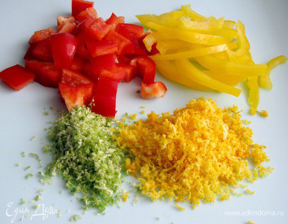 Нарежьте красный сладкий перец квадратиками, а желтый (зеленый) полосками Нарежьте кинзу (по желанию). Натрите цедру апельсина, сам апельсин отложите натрите цедру лайма, выдавите из него сок.