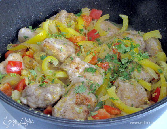 Добавьте в сотейник перец, цедру апельсина, лайма, сок лайма и соль. Снова доведите до кипения, выложите в сотейник куринное филе и слейте туда же сок, натекший в тарелку. Тушите смесь до готовности куринного мяса, примерно 3 минуты.