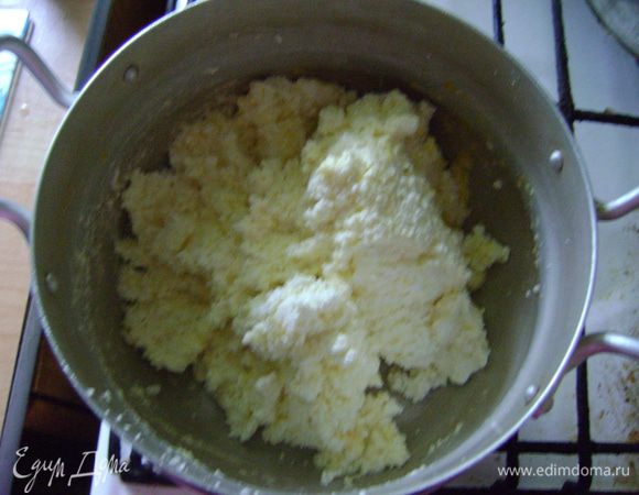 В творог добавить яичную смесь,хорошо перемешать и поставить на водяную баню.