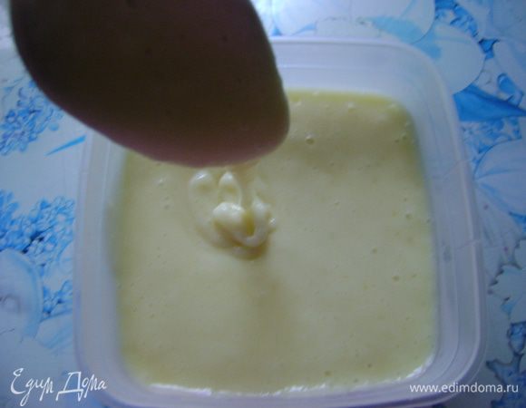 Плавленный сыр перелить в одну форму или разлить в несколько,дать остыть,хранить в холодильнике.,где он застынет.