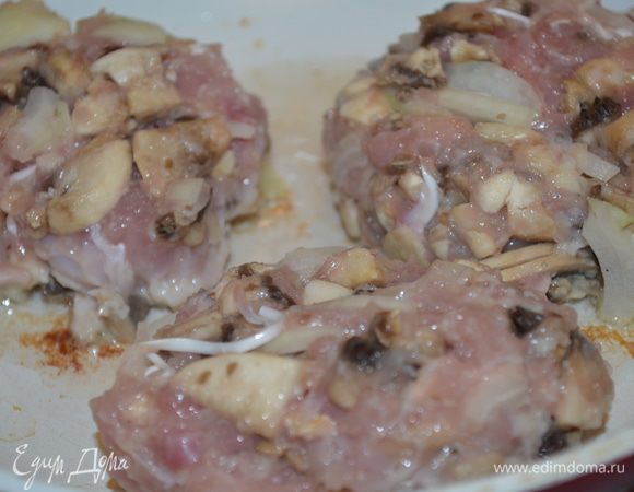 фарш немного остался...я туда добавила еще рубленный лук, грибы и сделала биточки) 