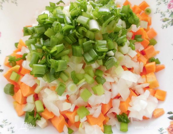 Очистить морковь, лук, чеснок, зеленый лук и грибы. Помыть, просушить и мелко нарезать. 