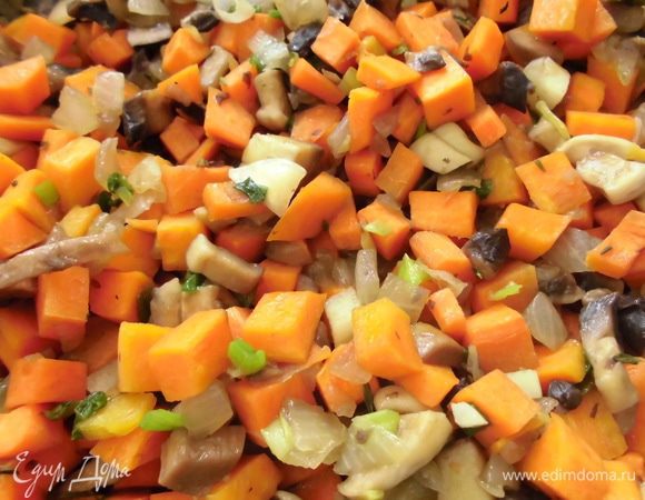 Разогреть на сковороде оливковое масло. Положить овощи с грибами, присыпать тимьяном и тушить, помешивая, 5 минут.
