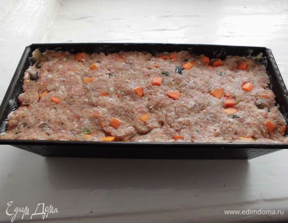 Прямоугольную форму для хлеба (у меня 25 см) смазать 1 ст. л. мягкого сливочного масла и выложить туда нашу массу. У меня поместилось как раз ровно по форме! Поставить ее в ХОЛОДНУЮ духовку и выпекать при температуре 190 градусов примерно час. 