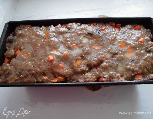 Где-то через 50 минут после того, как мы отправили жаркое в духовку (оно должно уже быть практически готовым),можно проверить готовность длинной металлической или деревянной палочкой - она должна быть теплой, его нужно смазать оставшейся столовой ложкой сливочного масла и вернуть в духовку на 10 минут. 