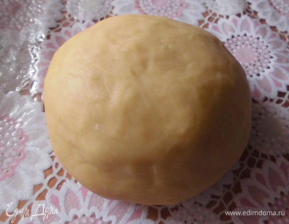 К жаркому я предлагаю подать домашнюю пасту. Я готовила ее по рецепту Лены (Elena Azdora), поэтому даю ссылку на ее рецепт 
http://www.edimdoma.ru/retsepty/38664-ravioli-s-krevetkami-i-sparzhey-v-tsitrusovom-souse. А еще подробнее о приготовлении пасты можно ознакомиться на ее блоге. В этом рецепте паста делается на 3 яйца, я так и готовила. Но в принципе можно было сделать и на 2, т. к. пасты у меня получилось очень много и я ее использовала не всю сразу. Но главное - на 1 яйцо нужно где-то 100 г муки. Итак, из яиц и муки нужно замесить эластичное тесто, которое нужно вымешивать 15 минут. За это время оно станет еще эластичнее и мягче. Оставить его на 30 минут, накрыв миской или положив в целлофан.