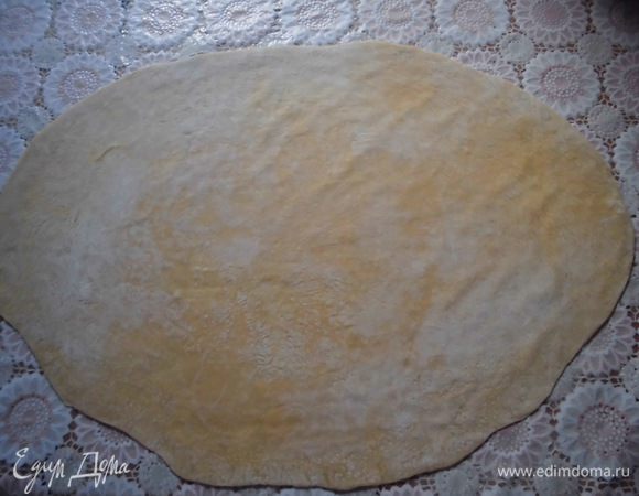 Через 30 минут нужно раскатать тесто. Для этого стол и скалку присыпать мукой. Во время раскатывания нужно добавлять муку, чтобы тесто не прилипало. Должен получиться очень тонкий пласт. 