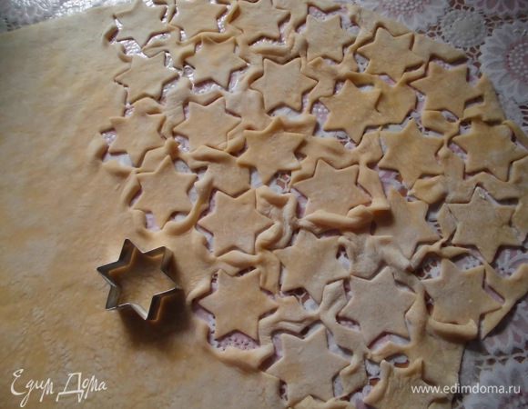 Поскольку это блюдо посвящается 23 февраля, то и пасту я решила сделать символическую, в виде звездочек. Для этого из теста нужно просто вырезать  звезды формочкой для печенья. Получается очень интересно и забавно)