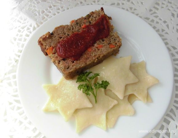 Сварить пасту до состояния аль денте. У меня она варилась больше 10 минут! Заправить оливковым маслом. Готовое жаркое вынуть из духовки. Пройтись ножом по стенкам формы и перевернуть его на большое блюдо. Нарезать ломтиками, полить кетчупом и подавать с горячей пастой. 
Приятного аппетита!