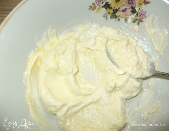 Смешать мягкое сливочное масло или маргарин со сметаной, яйцом.