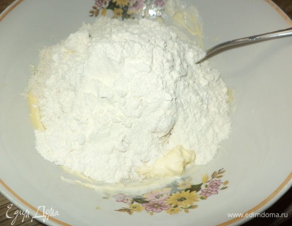 Добавить соль,муку,разрыхлитель,я частично добавила цельнозерновую и замесить песочное тесто.