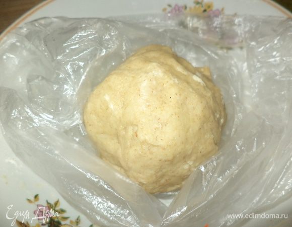 Свернуть в колобок, убрать в полиэтилен и в холодильник, можно приготовить заранее.