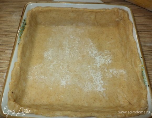 Тесто заранее вынуть из холодильника и раскатать слой 0,5 см, уложить в форму с бортиками (у меня 20*20 см). Тесто может остаться, его можно убрать или сделать пирожки с мясной или грибной начинкой!