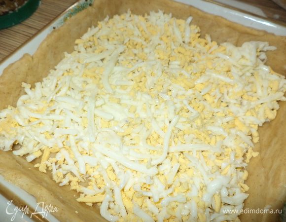 1-ый слой яйца натрем на терке