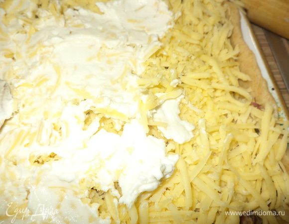 И последний слой сыр на терке, смазываем майонезом. Я делала майонез свой домашний из масла и молока, поэтому запекала не думая о вредности, а раньше, конечно, дело происходило с обычным майонезом, и на пирог уходила почти баночка!!!! Ставим в духовку 180* минут на 35-40 до золотистого цвета корочки и теста!