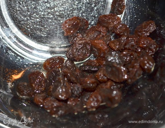 Изюм положить в ром на 30 мин. Затем после  времени разделить ром от изюма в отдельные емкости.