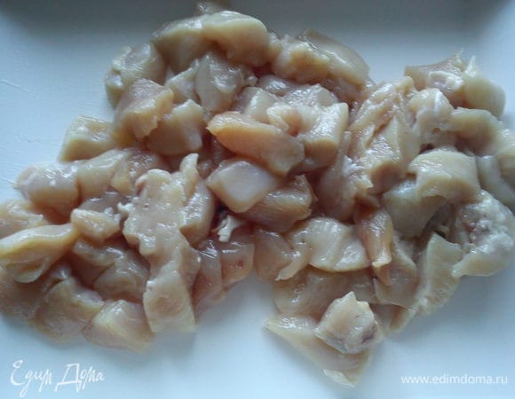 Курицу нарезать мелкими кубиками
