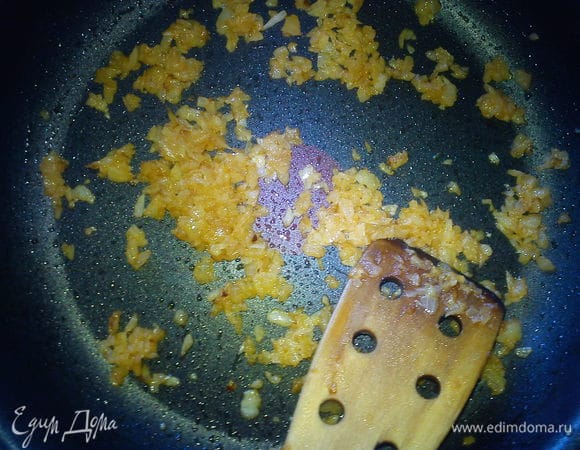 Разогреть сковороду с маслом, обжарить слегка лук 