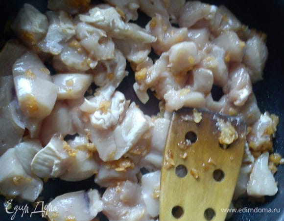 Добавить курицу и обжарить 5 мин