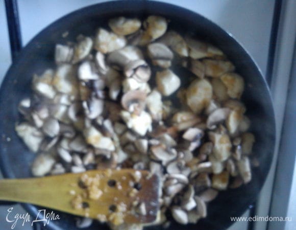 Выложить шампиньоны и продолжить обжаривать еще 2-3 мин