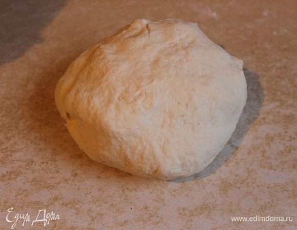 Итак заводим тесто из творога, яйца и масла ...вот такое получается..