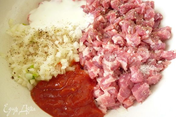 Мясо нарезать мелким кубиком (1-1,5 см), лук тоже нарезать мелко, добавить к мясу. Добавить кетчуп, кефир, соль и молотый перец.