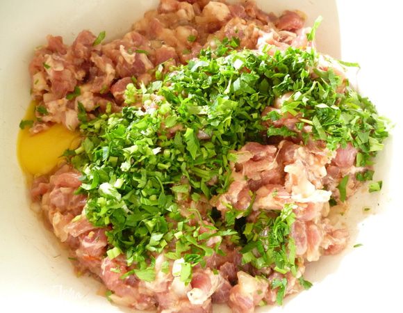 Достать мясо из холодильника, убрать лавровый лист. Добавить яйца, натертый на крупной терке сыр и нарезанную зелень.Опять все хорошо перемешать.Если фарш покажется суховатым-добавьте лишнее яйцо,потому что яйца бывают разной величины.