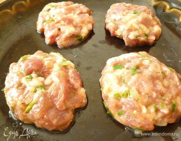 Мокрыми руками формуем круглые невысокие котлетки