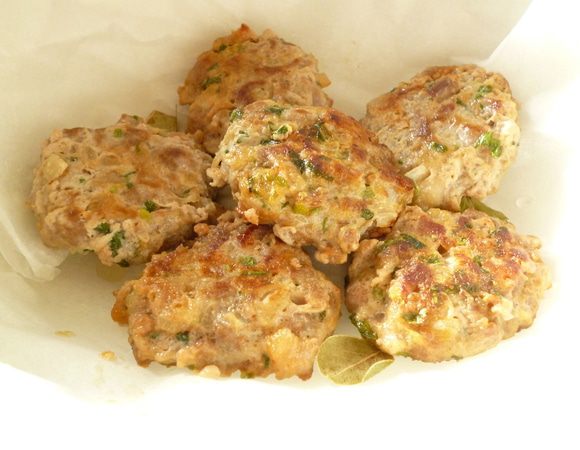 Обжарить их на растительном масле с двух сторон на небольшом огне: обжарить 5-7 минут с одной стороны, перевернуть, накрыть крышкой и довести до готовности. Сложить котлеты в сотейник и дать постоять под крышкой 3-5 минут. Приятного вам аппетита!