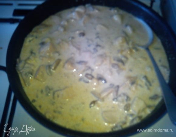 К курице добавить сливки и горчицу. Довести до кипения. Уврить 2-3 минуты.