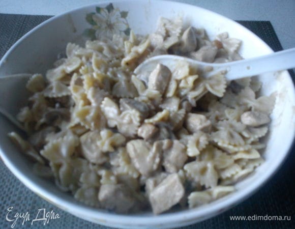 Смешать фарфалле с соусом.