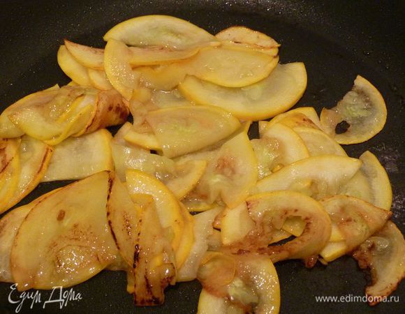 Быстро на большом огне обжариваем кабачок на оливковом масле минуты 2-4 