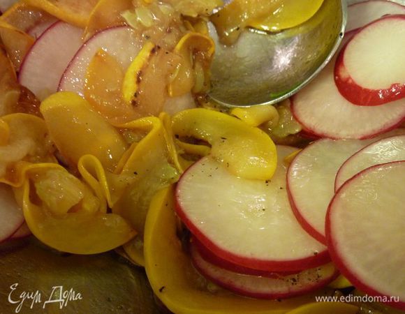 В небольшой миске перемешать кабачок и редис, 1 чайную ложку масла и 1 столовую ложку лимонного сока.