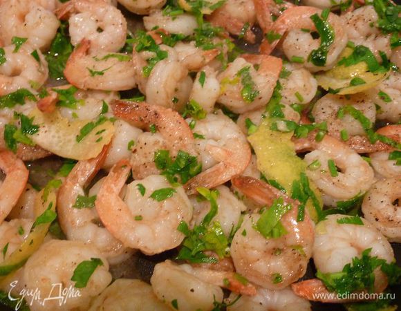 В большой сковороде , разогреть , оставшееся масла на среднем огне. Добавить креветки, цедру лимона, чеснок, приправить солью и перцем. Жарить , пока креветки станут непрозрачные , 4-6 минут. Добавить оставшиеся 2 столовые ложки лимонного сока и зелень . 