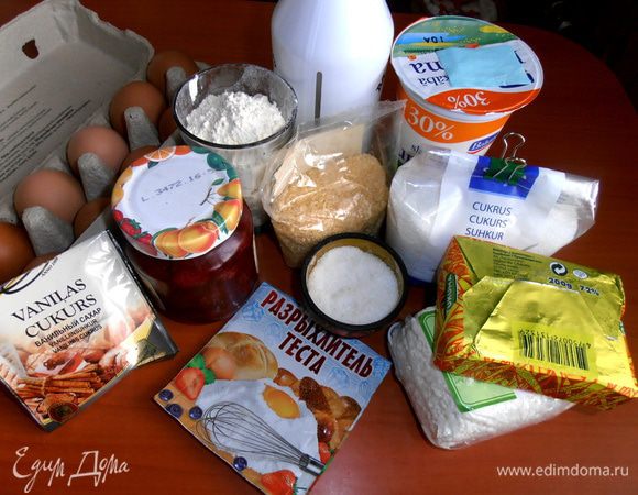 Продукты... В основе крема использовалась "Филадельфия", которую я заменила на творог... Свежей клубники у меня не было (её нужно тогда вмешивать с сахаром!), но зато отлично вписалось варенье из местной клубники!