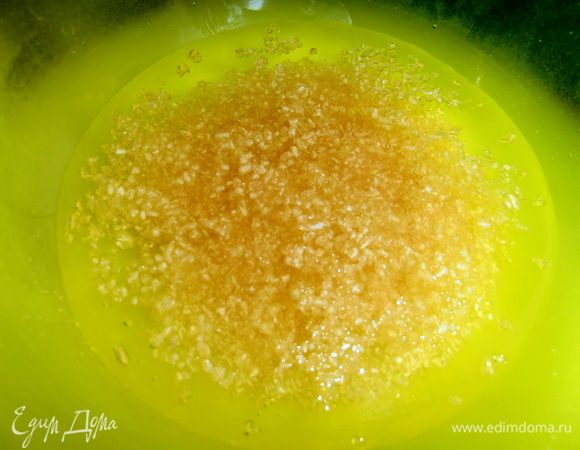 Желатин замочить водой и оставить для набухания...